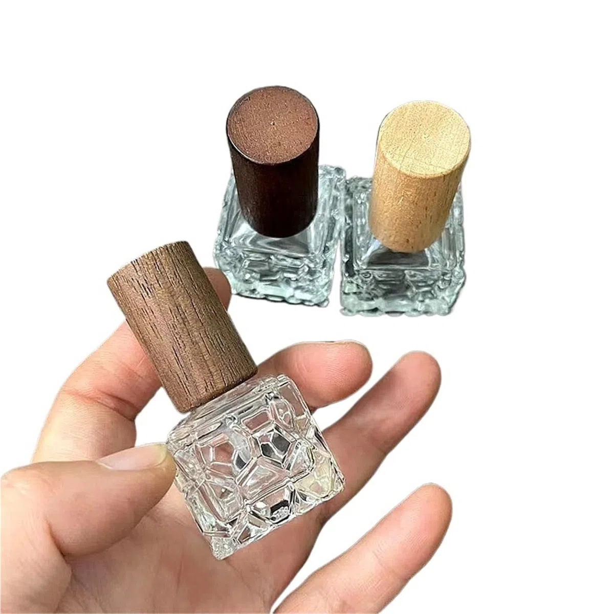 Lot de 10/30/50 flacons de parfum carrés en verre transparent de 10 ml avec bouchon en bois/bouchon en aluminium pour sous-embouteillage cosmétique (bouchon en noyer, 30 pièces)