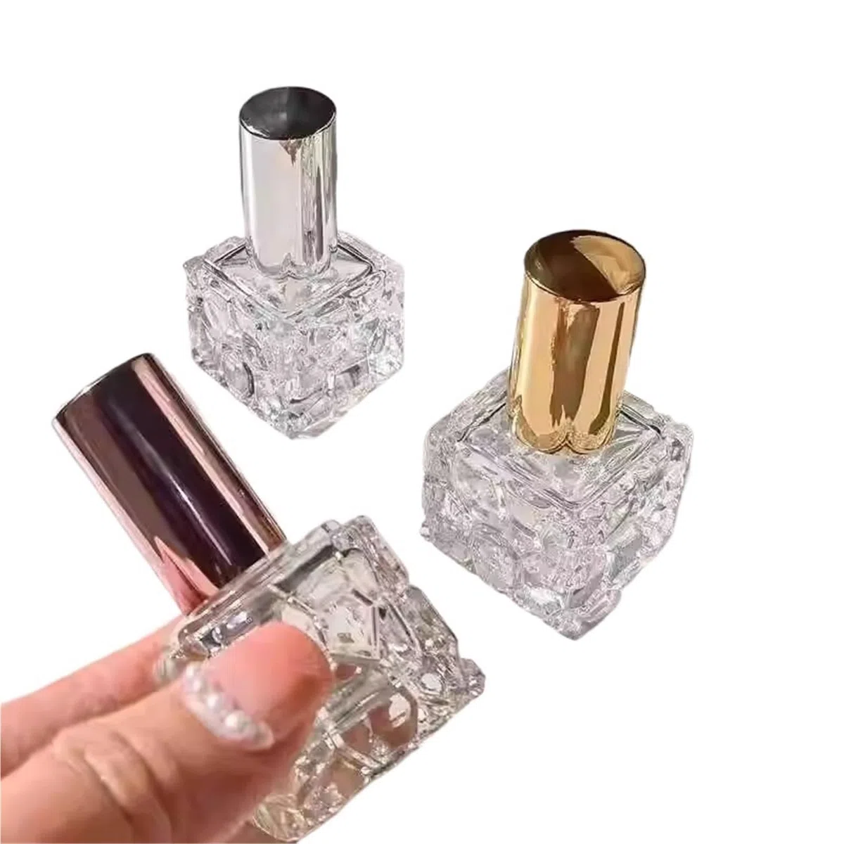 Lot de 10/30/50 flacons de parfum carrés en verre transparent de 10 ml avec bouchon en bois/bouchon en aluminium pour sous-embouteillage cosmétique (bouchon en noyer, 30 pièces)