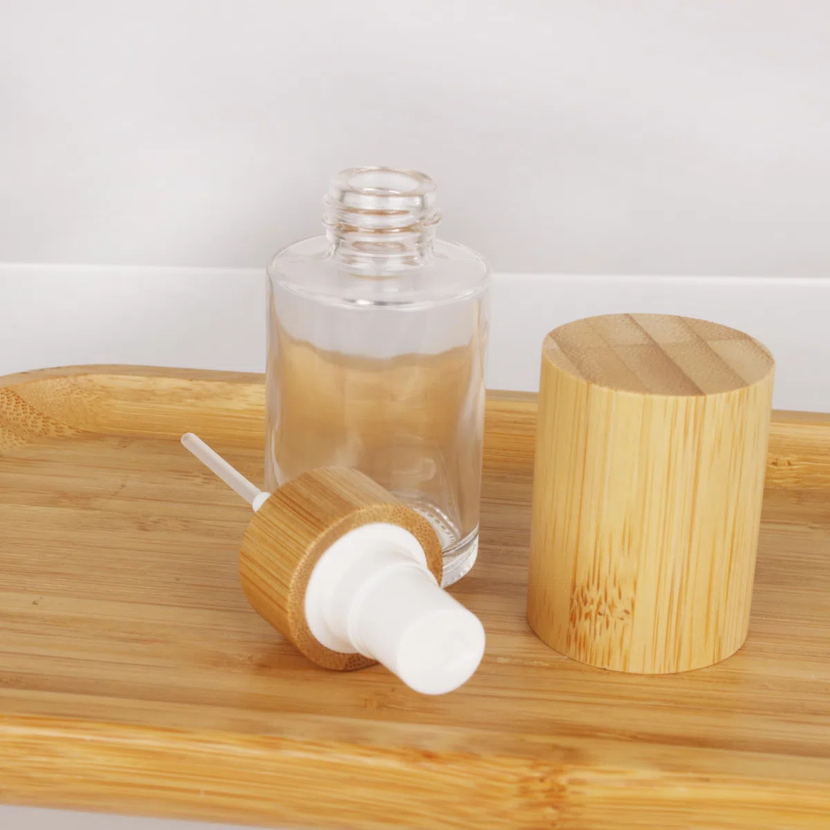 COSIDEA Lot de 400 flacons vaporisateurs vides en verre transparent avec couvercle en bambou de 30 ml avec tête de dépoussiérage de brume fine pour articles de toilette liquides parfumés, flacons de