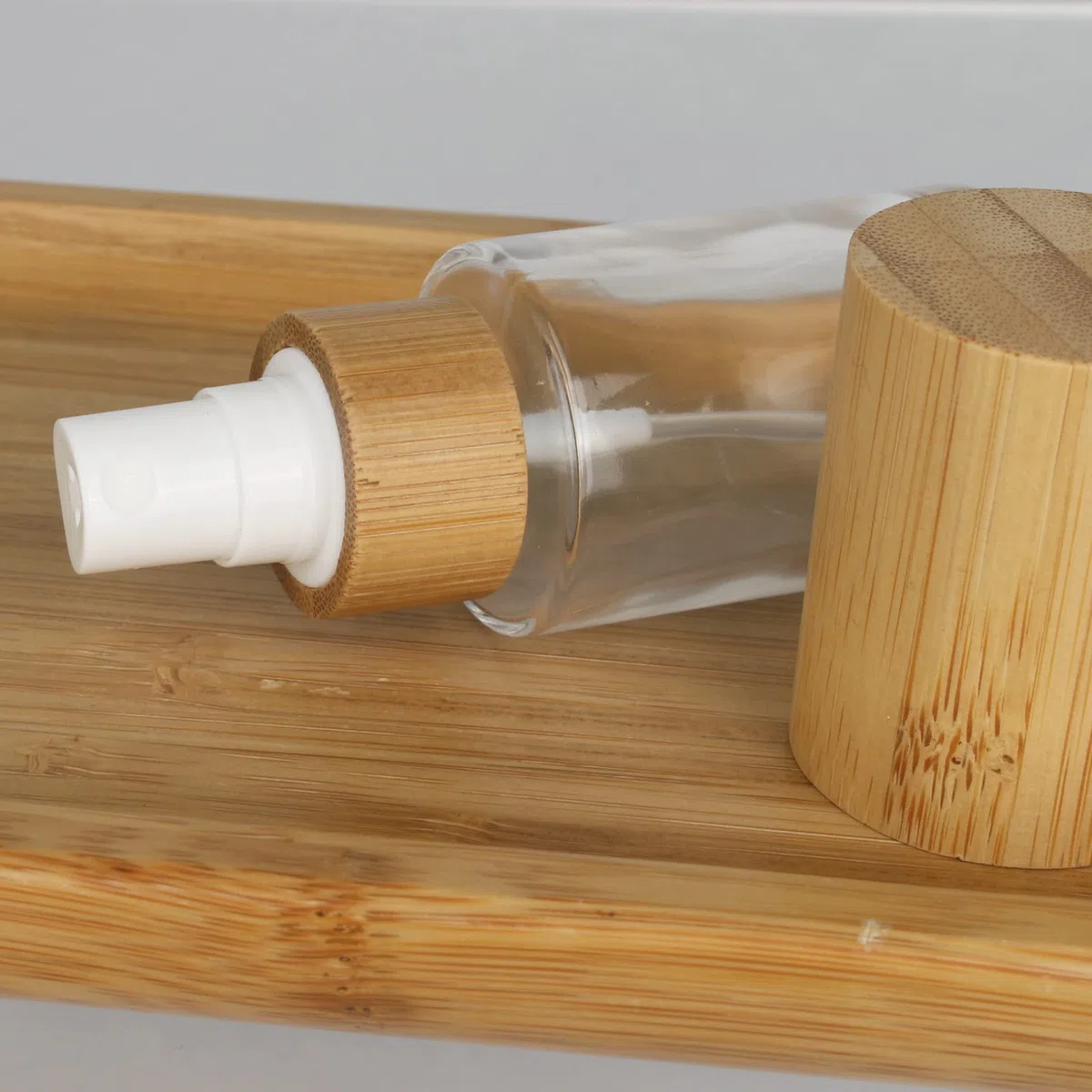 COSIDEA Lot de 400 flacons vaporisateurs vides en verre transparent avec couvercle en bambou de 30 ml avec tête de dépoussiérage de brume fine pour articles de toilette liquides parfumés, flacons de
