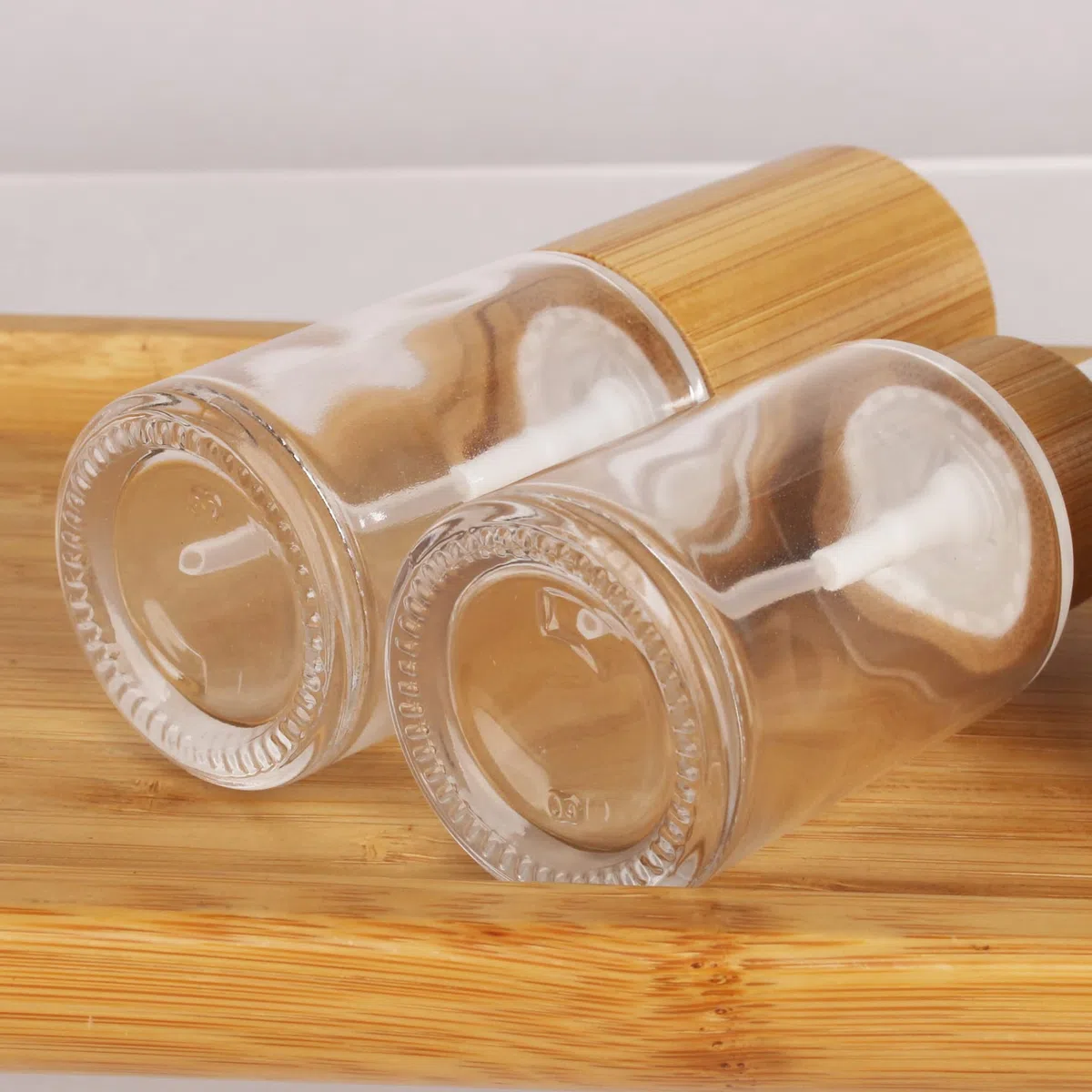 COSIDEA Lot de 400 flacons vaporisateurs vides en verre transparent avec couvercle en bambou de 30 ml avec tête de dépoussiérage de brume fine pour articles de toilette liquides parfumés, flacons de